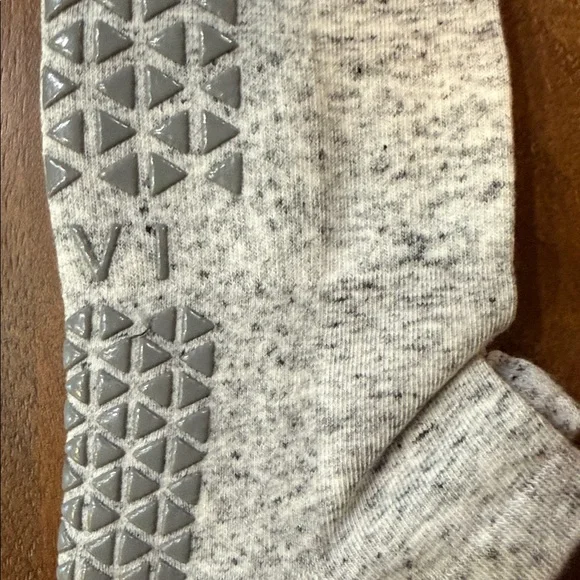 Tavi Gray. I go with everything! I’m pretty and I’m neutral! Gotta get grey. - Picture 2 of 4